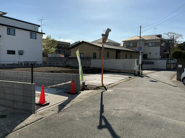 流山市江戸川台東１丁目の売地の外観|北東側から敷地と前面道路をみる