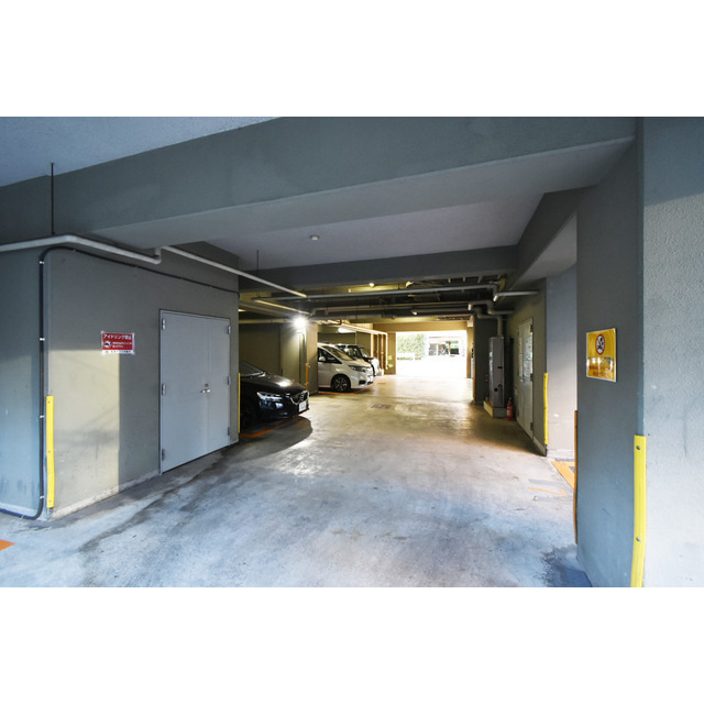 インプルーブ白金の駐車場