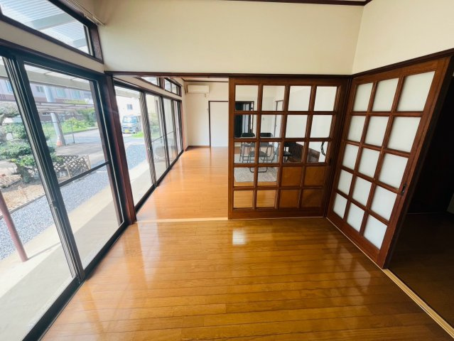 筑西市小川 リフォーム物件　の居間・リビング|〇洋室　4.5帖〇
キッチンに繋がるお部屋（＾＾）窓から明るい日差しが差し込みます♪
2026年8月撮影