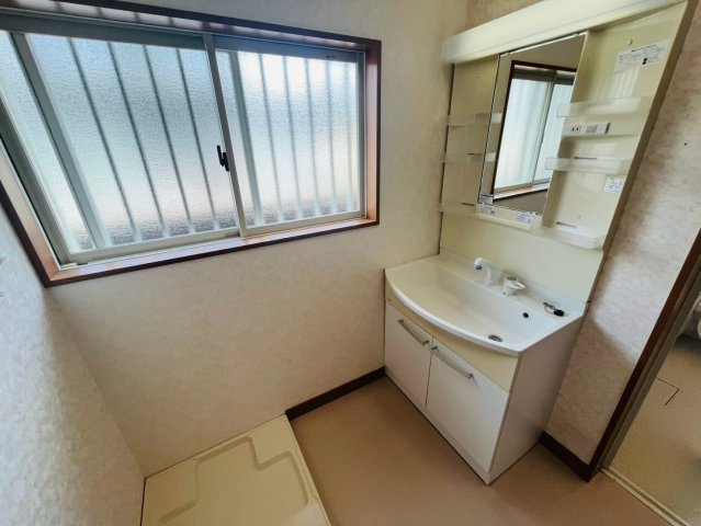 筑西市小川 リフォーム物件　の独立洗面台|〇洗面所〇
明るい洗面脱衣室♪小窓があるので、換気もしっかりできます（＾＾）
2026年8月撮影