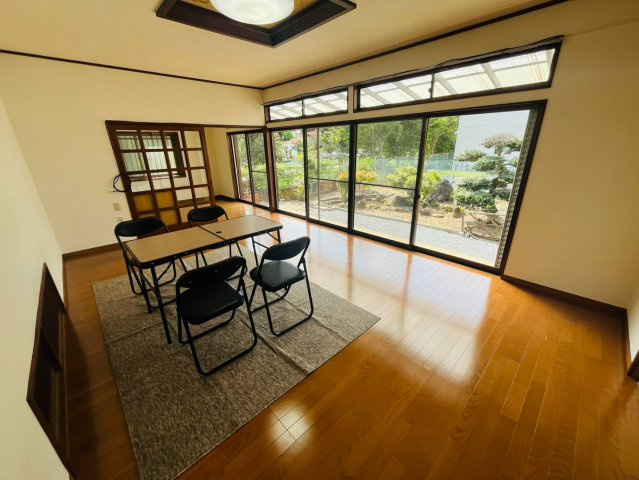 筑西市小川 リフォーム物件　の洋室|〇洋室　12帖〇
陽当たりの良いお部屋からお庭を眺めることができます♪
2026年8月撮影