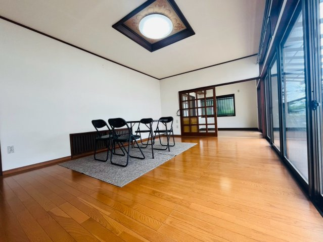 筑西市小川 リフォーム物件　の洋室|〇洋室　12帖〇
12帖のお部屋でゆったりとした空間を過ごすことができます♪
2026年8月撮影