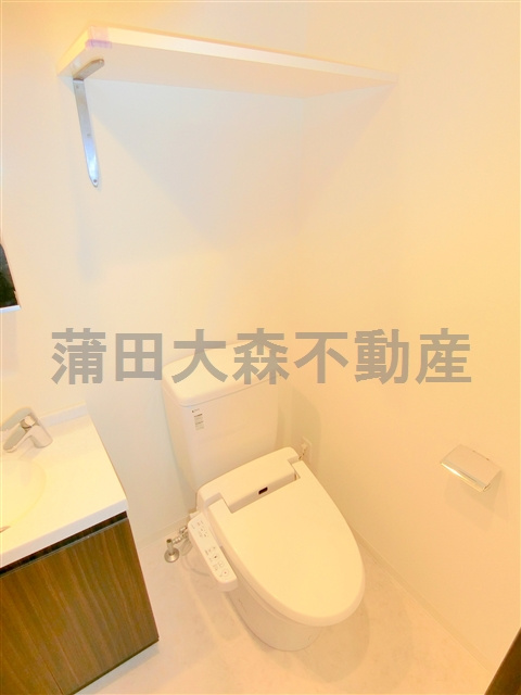 コンシェリア蒲田のトイレ|棚と温水暖房便座付きトイレ　