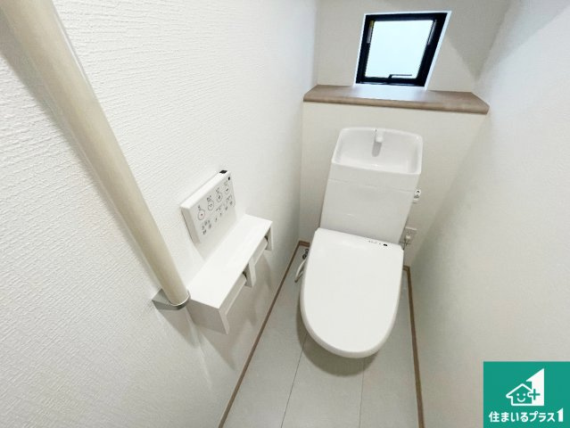 宝塚市末成町　新築一戸建てのトイレ|1・2階の2ヶ所にあるので、朝の忙しい時間の順番待ちもなく、深夜の利用にも大変便利です。