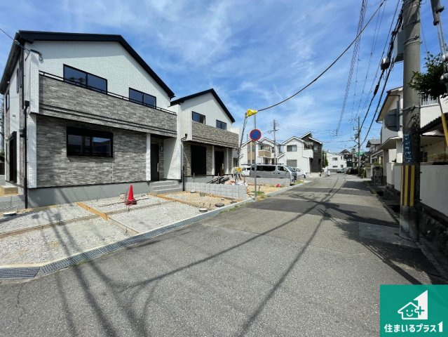 宝塚市末成町　新築一戸建ての前面道路含む現地写真|周辺は閑静な住宅街！前面道路広々で車の出し入れも便利です。駐車が苦手な方でも安心して車庫入れできます！