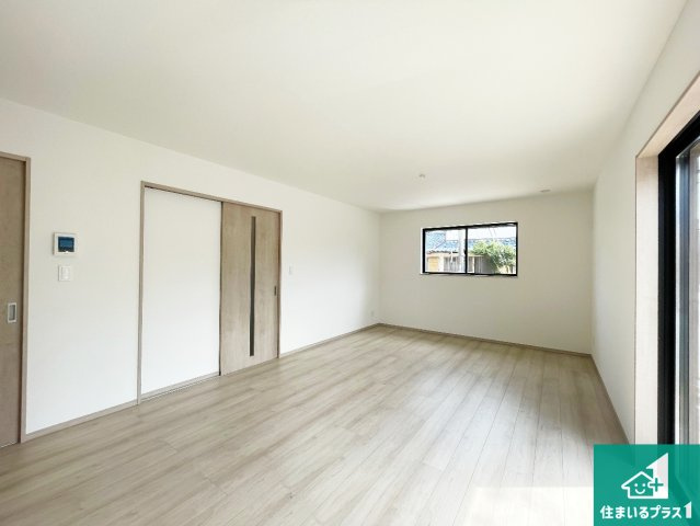 宝塚市末成町　新築一戸建ての居間・リビング|日当たり良好の明るいリビングで朝の目覚めもスッキリできそう！対面キッチンでご家族のコミュニケーションも自然と増える設計！小さなお子様が遊ぶスペースを作っても広々とくつろげるLDK！