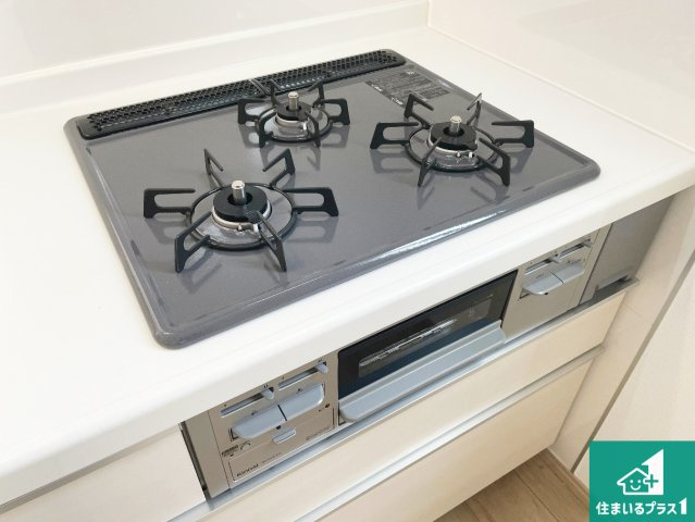 宝塚市末成町　新築一戸建ての設備|ダブル高火力Ｓｉセンサー付きコンロ！３口あるので、まとめて料理をする時も大活躍！