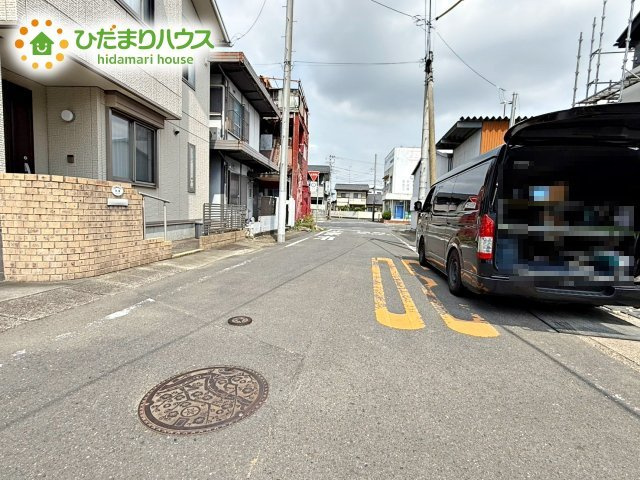 【前面道路含む現地写真】 | 水戸市本町4期　新築戸建 | 周辺環境が充実しているため、日々の暮らしが豊かになり、快適に過ごせます。