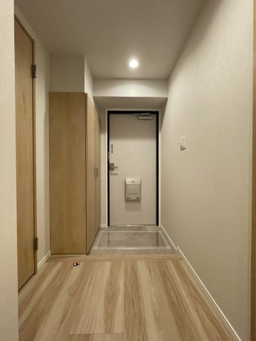 ヴェルポート広島の玄関|下駄箱を完備。玄関ホールは少しゆとりがあり。出入り時に手荷物が多い場合も快適です