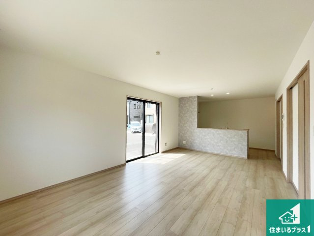宝塚市末成町　新築一戸建ての居間・リビング|シンプルなリビングは、観葉植物等のインテリアを楽しめますね！パパ好みにも、ママ好みにも家具次第で雰囲気を変えることができます！