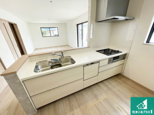宝塚市末成町　新築一戸建てのキッチン|リビングと統一感があり、使い勝手のいいキッチン。広々としているので、二人並んで作業が出来ちゃいます。お子様と一緒に色々なお料理に挑戦できるスペースがあります。