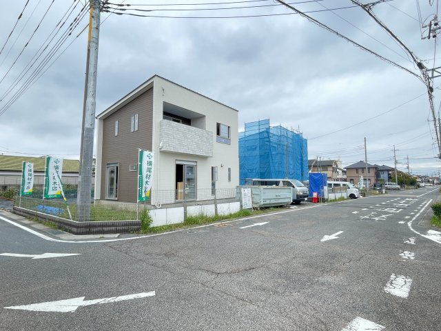 高崎市新町第5期（全3棟）1号棟の前面道路含む現地写真