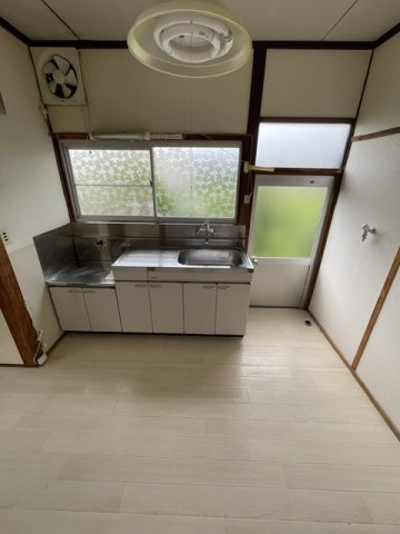 本内貸家のキッチン