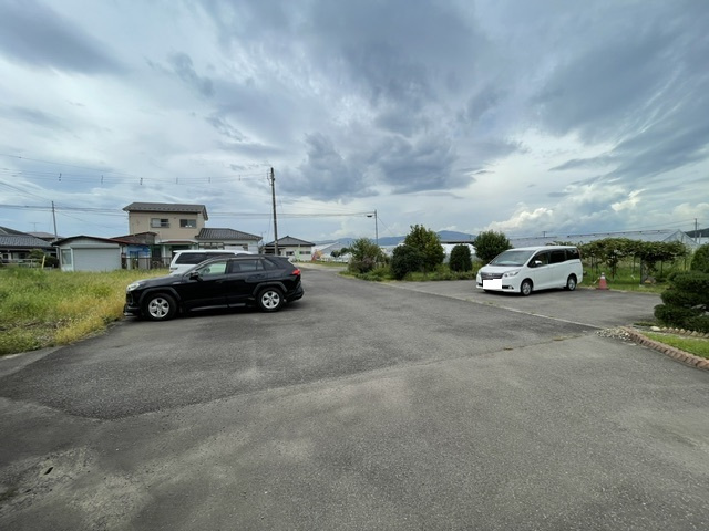 本内貸家の駐車場