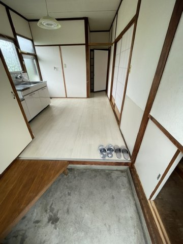 本内貸家の玄関