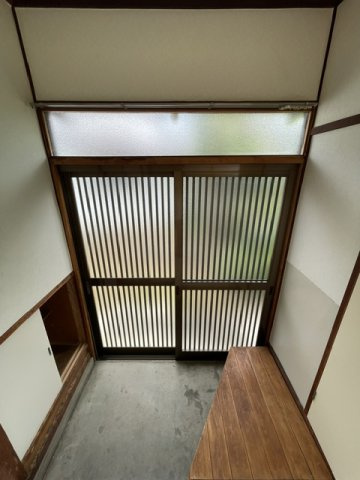 本内貸家の玄関