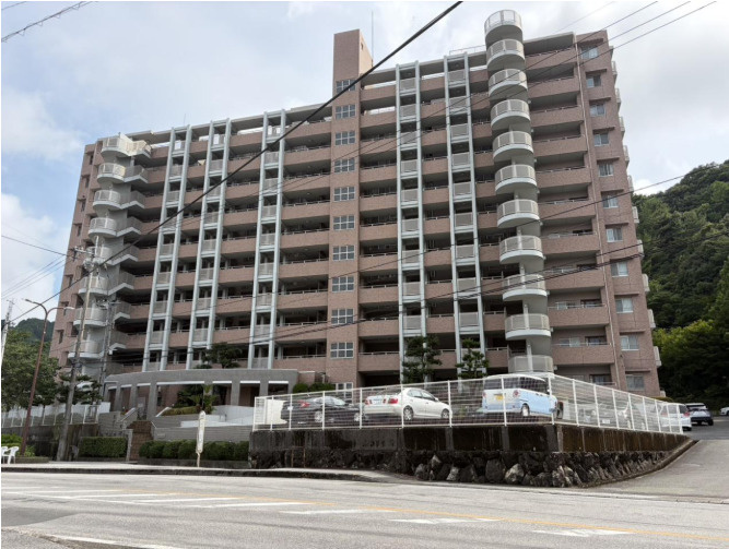 「2面バルコニーの2階」高知市六泉寺町　中古マンションの外観|閑静な住宅街に佇み、日々の暮らしに安らぎと利便性をもたらす物件です♪