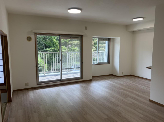 「2面バルコニーの2階」高知市六泉寺町　中古マンションの居間・リビング|バルコニーに面した大きな窓から明るい光が差し込む、広々としたLDK☆隣接する和室の襖を開ければ、さらに開放感あふれる大空間が広がります
