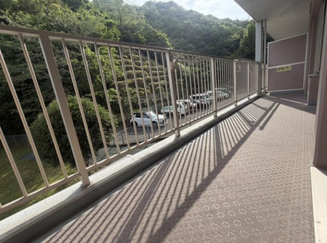 「2面バルコニーの2階」高知市六泉寺町　中古マンションのバルコニー|目の前に豊かな緑が広がり、プライバシーも守られた見晴らしの良いバルコニー♪陽当たり・風通しともに良好で、お洗濯物や布団も気持ちよく乾きます