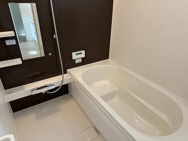 八王子市片倉町25期 新築戸建ての浴室|落ち着いた色合いのパネルを採用し、毎日の疲れをゆったりと癒していただけるリラックス空間です！お手入れのしやすい素材を使用しているため、日々のお風呂掃除の負担を減らして清潔な状態をキープできます♪