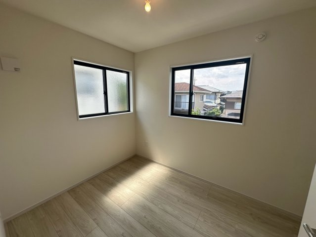 八王子市片倉町25期 新築戸建ての洋室|お部屋の角に配置された窓からは、心地よい風が通り抜け一日中快適な空気のなかでお過ごしいただけます！収納力のあるクローゼットも完備しており、お洋服や小物類を綺麗に整理整頓してお部屋を広く保てます♪