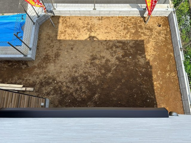 八王子市片倉町25期 新築戸建ての庭|お家の中からでもお庭の様子がしっかりと見渡せるため、遊んでいるお子様を安心して見守ることができます！ガーデニングの配置などを考えやすく、ご家族のお好みに合わせて素敵なお庭づくりを楽しめる広さです♪