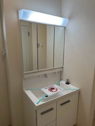 八王子市片倉町25期 新築戸建ての独立洗面台|鏡の裏側にたっぷりと小物を収納できるスペースを備えた、使い勝手の良い三面鏡タイプの独立洗面台です！洗面ボウルも広々としており、忙しい朝の身支度や手洗いうがいもご家族でスムーズに行えてとても便利です♪