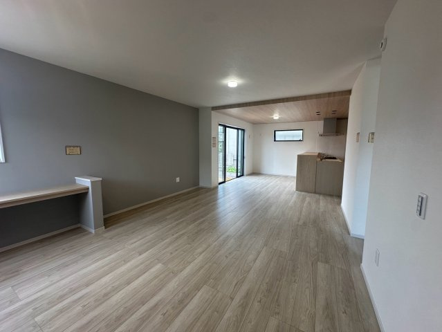 八王子市片倉町25期 新築戸建ての居間・リビング|お料理をしながらでもリビングにいるご家族と楽しく会話ができる、開放的な対面式キッチンを採用しています！お子様の宿題を見るなど家事をしながらでも様子を見守りやすく、親子のコミュニケーションが深まります♪
