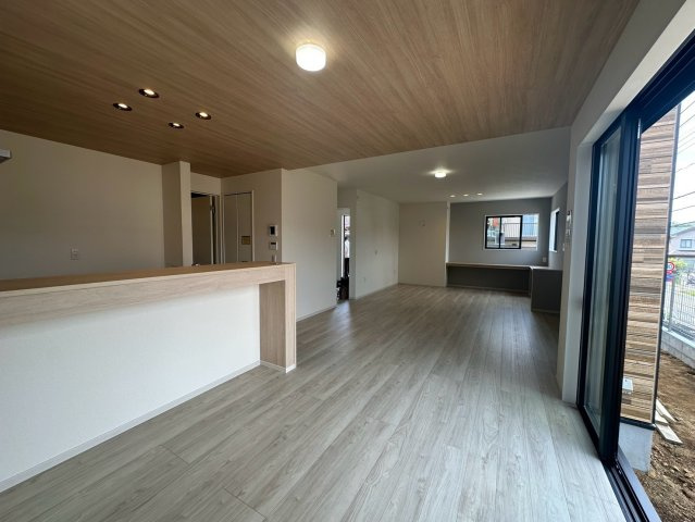 八王子市片倉町25期 新築戸建ての居間・リビング|木目調の天井がアクセントになった、木の温もりを感じながらリラックスできる広々としたリビングです！ご家族みんなで集まってもゆったりと寛げる空間となっており、自然と会話が弾む楽しい時間が過ごせます♪