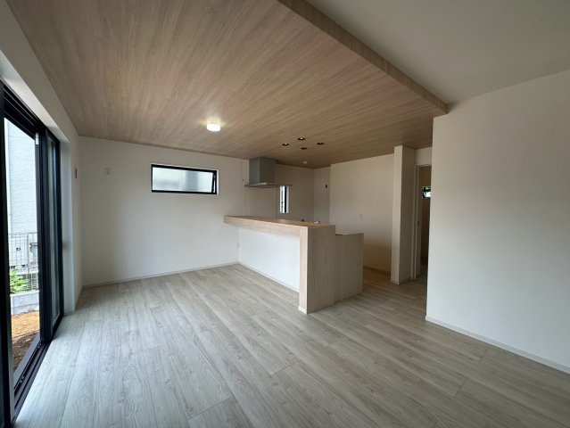 八王子市片倉町25期 新築戸建ての居間・リビング|大きな窓から明るい自然光がたっぷりと差し込み、お部屋全体をポカポカと暖かく包み込んでくれます！風通しも良く開放感にあふれた空間で、お子様が元気に遊ぶ姿を見守りながら心地よくお過ごしいただけます♪