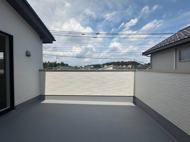 八王子市片倉町25期 新築戸建てのバルコニー|お洗濯物やお布団をたっぷりと干すことができる、奥行きのある広々としたバルコニーです！陽当たりと風通しが良好で乾きやすく、毎日の面倒な家事の負担を減らしてスムーズに進められる嬉しいスペースです♪