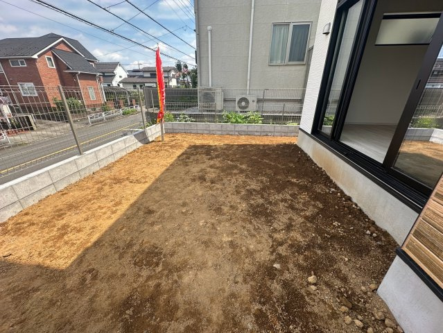 八王子市片倉町25期 新築戸建ての庭|お子様が外の空気を吸って元気いっぱいに遊ぶことができる、広々としたゆとりあるお庭スペースです！ご家族で家庭菜園を楽しんだり、夏にはビニールプールを出して水遊びをしたりと様々な使い方が楽しめます♪