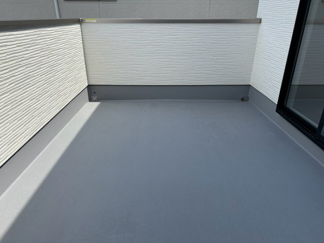 八王子市片倉町25期 新築戸建てのバルコニー|お掃除などのお手入れがしやすい床材を使用しており、いつでも清潔な状態を保ちやすいバルコニーです！周囲の視線が気になりにくい造りになっているため、プライバシーを守りながらお洗濯物を干すことができます♪