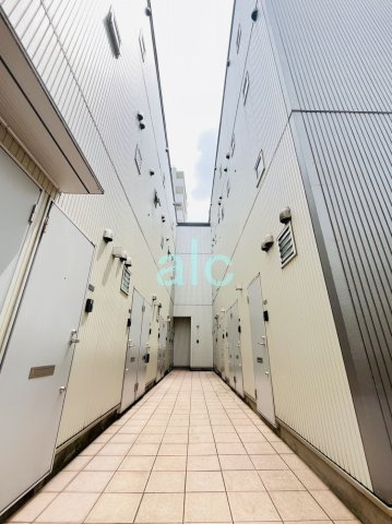 新宿区下落合３丁目のアパートのエントランス