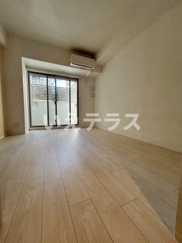 CREST TAPP 神戸湊町 NOIRの居間・リビング