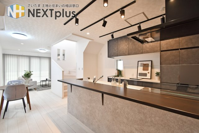 北足立郡伊奈町大字小室 中古戸建のキッチン|照明器具設置でよりデザインのあるお洒落なキッチン。陽当たりの良い南向きからの自然光はキッチンの奥まで入り込み、明るい空間です。カウンターや収納棚は落ち着いた色味でシックで使いやすくなっております。