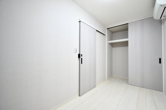 北足立郡伊奈町大字小室 中古戸建の洋室|【洋室：4帖】1階部分玄関側のお部屋。エアコン設置済。各居室にクローゼット付きで荷物が増えても安心な住環境。趣味や在宅ワークのお部屋として活用したり、お子様の一人部屋としてもお使いいただけます◎
