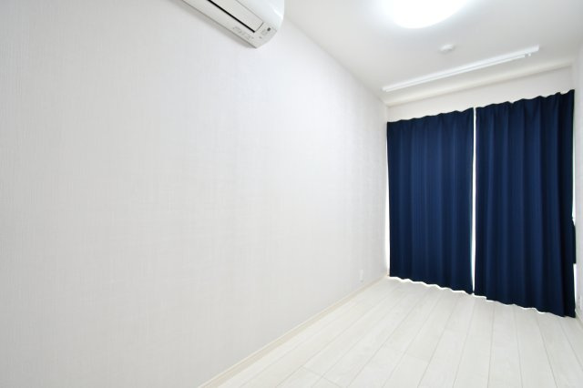 北足立郡伊奈町大字小室 中古戸建の洋室|【洋室：4帖】南向き窓からの採光が入るお部屋。別角度、住み替え後の暮らしを具体化。内装リフォーム済で住み替え後の手直しを減らしやすく引越しスケジュールを組みやすい。内覧で収納・採光・動線を確認ください