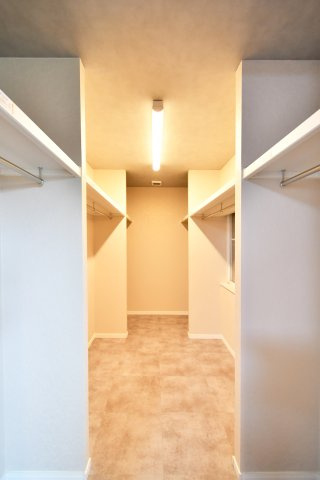 北足立郡伊奈町大字小室 中古戸建の収納|【大型の大容量収納クローゼット】衣類をまとめて収納、季節替えもラクに。ハンガー収納で探し物が減り、居室を広く使えます。棚・枕棚の奥行き、照明・換気、扉の開閉と動線、湿気対策は現地で要確認。
