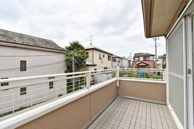 北足立郡伊奈町大字小室 中古戸建のバルコニー|2階バルコニーからの眺望。南向きで陽当たり良好◎開放感を感じられる。陽当りも良く、洗濯物はもちろん、椅子を置いてリラックスタイムを楽しむ場所としてもおすすめです。