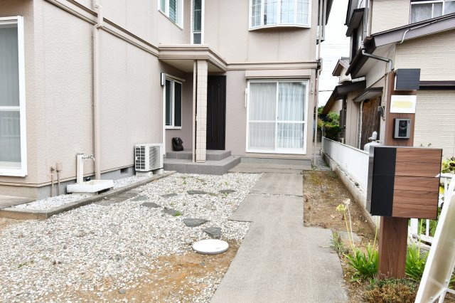北足立郡伊奈町大字小室 中古戸建の庭|「いつでも」ファイナンシャルプランナー個別相談のご相談を承っております。
初回ご来店時から住宅購入前後の資金相談の際に、お客様が抱えているご不安な点について、いつでも親切・丁寧にご相談を承ります。