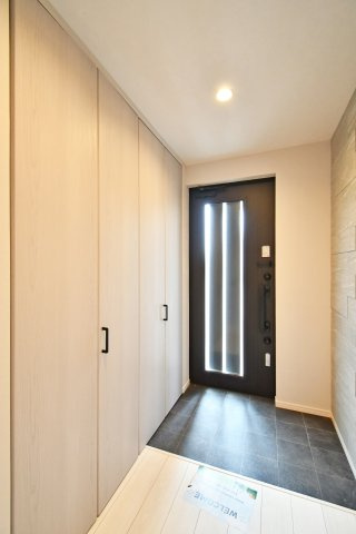北足立郡伊奈町大字小室 中古戸建の玄関|トールサイズのシューズボックスですので、ご家族分の靴がしっかり収納する事ができます！ブーツや長靴などの季節ものや、高さのあるヒールなどもまとめて収納できるのが嬉しいポイントです。