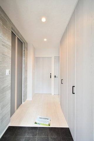北足立郡伊奈町大字小室 中古戸建の玄関|玄関から室内へ続く廊下、動線が見える写真。各室へつながる動線が明確で暮らしを整理しやすい一角。フローリングリフォーム済(2025年)です。内覧で収納・採光・動線を確認ください。