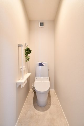 北足立郡伊奈町大字小室 中古戸建のトイレ|1・2階水回り交換済、清潔感を保ちやすいトイレ空間。温水洗浄便座付き、毎日使う場所だからこそ快適性をしっかり確保。写真で暮らしを想像し、ご家族で内覧し収納・採光・動線・設備の使い勝手を確認ください。