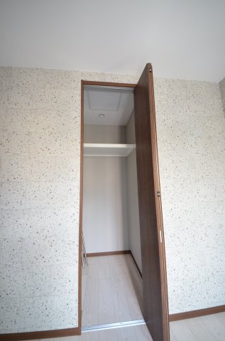 青崎一丁目の収納|各居室に機能的なクローゼットを完備。タンスなどの大型家具を買い足す必要がないため、お部屋の面積を最大限に活かせます。