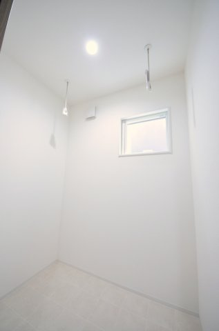 宮内一丁目のその他|1階洗面所隣にランドリールームを完備。急な雨や夜間の洗濯も、取り込み不要でそのまま干しっぱなしにできます。