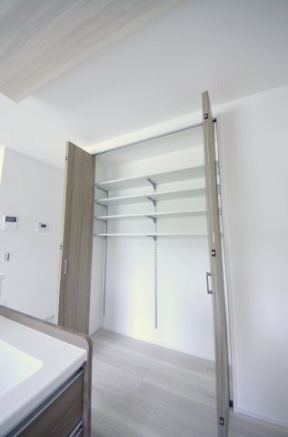 宮内一丁目の収納|キッチン横には、ストック食品や大型調理家電もすっきり収まる大容量のパントリーがあります。