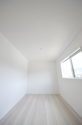 宮内一丁目の洋室|各居室に機能的なクローゼットを完備。タンスなどの大型家具を買い足す必要がないため、お部屋の面積を最大限に活かせます。