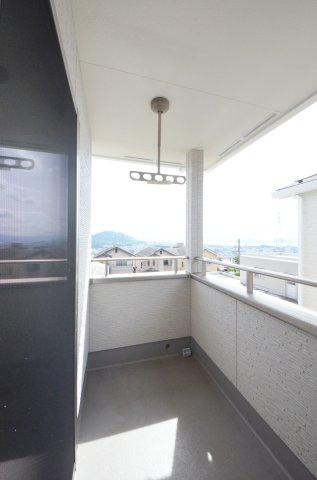 観音台一丁目のバルコニー|屋根に守られたバルコニー。
お出かけ中の急な雨でも洗濯物が濡れにくく安心です。