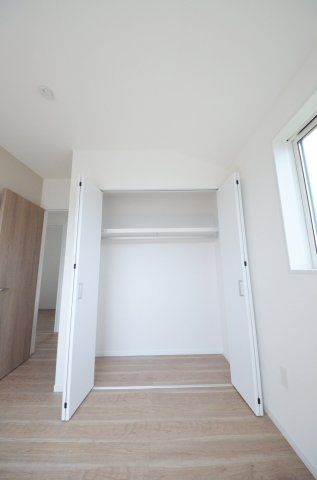 観音台一丁目の収納|各居室に機能的なクローゼットを完備。タンスなどの大型家具を買い足す必要がないため、お部屋の面積を最大限に活かせます。